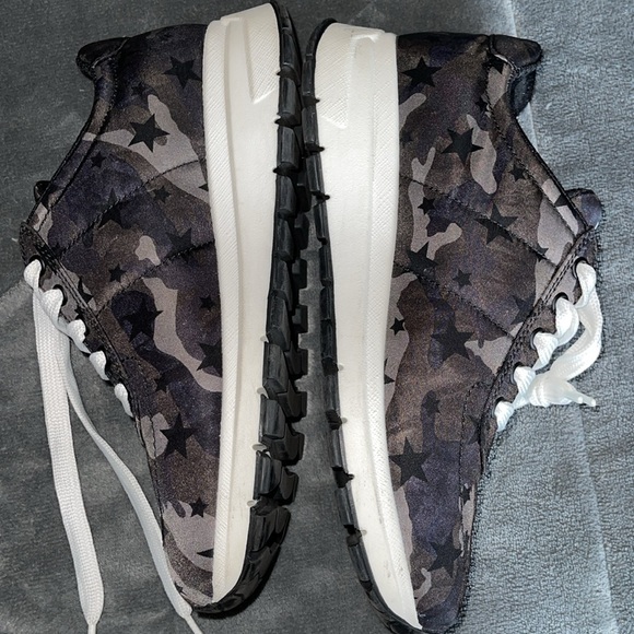 Pre-loved Prada sneakers excellent condition size 38 1/2 US size 7 1/2 - Picture 3 of 11